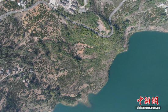 11月26日，航拍贵州黔西马路河大峡谷初冬景美。 记者 瞿宏伦 摄