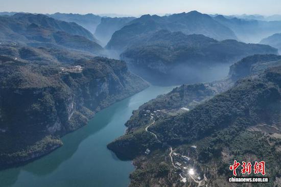 11月26日，航拍贵州黔西马路河大峡谷初冬景美。