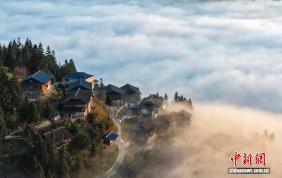 图为榕江县摆贝村“云上苗寨”景观。(无人机照片)尹刚 摄