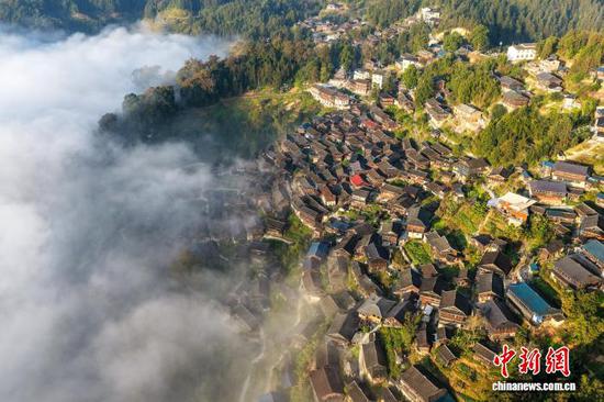 图为榕江县摆贝村“云上苗寨”景观。(无人机照片)尹刚 摄