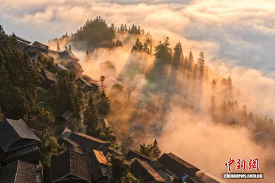图为榕江县摆贝村“云上苗寨”景观。(无人机照片)尹刚 摄