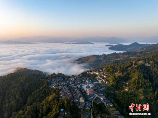 图为11月25日在天鹅山航拍的云海景观。吴德军 摄