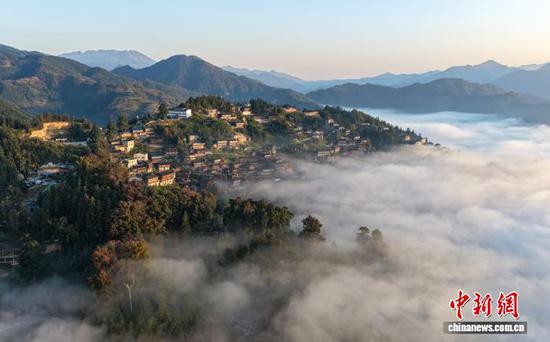 图为榕江县摆贝村“云上苗寨”景观。(无人机照片)尹刚 摄