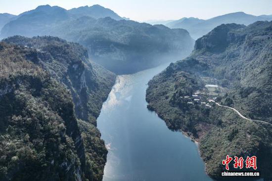 11月26日，航拍贵州黔西马路河大峡谷初冬景美。 记者 瞿宏伦 摄
