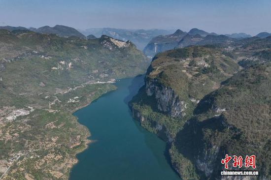 11月26日，航拍贵州黔西马路河大峡谷初冬景美。 记者 瞿宏伦 摄