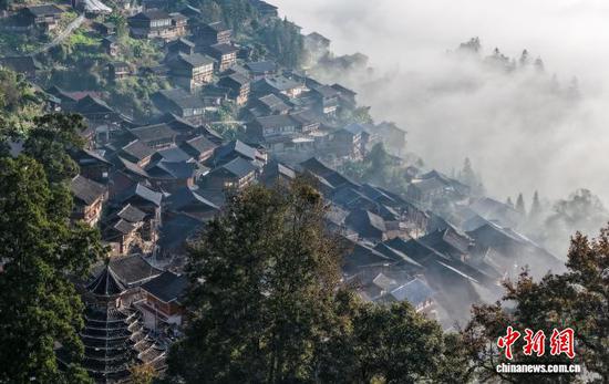 图为榕江县摆贝村“云上苗寨”景观。(无人机照片)尹刚 摄