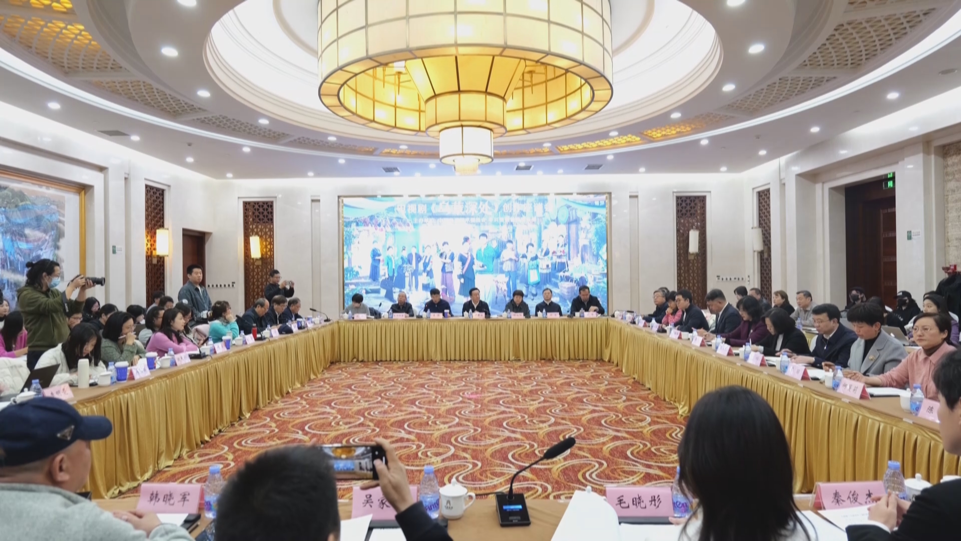 贵州新闻联播丨电视剧《乌蒙深处》创作座谈会在北京举行 口碑流量双出圈 获业界高度认可