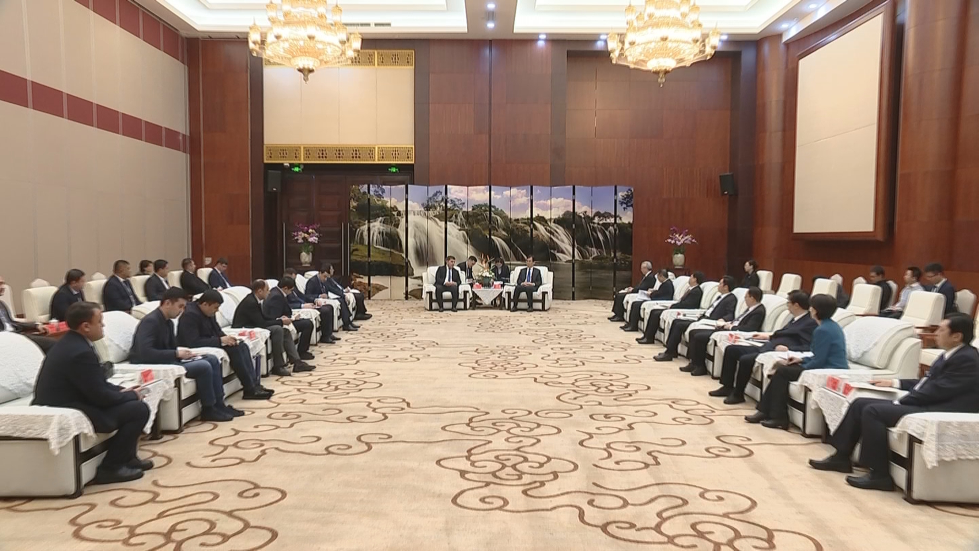 贵州新闻联播丨李炳军会见乌兹别克斯坦纳曼干州州长阿布杜拉扎科夫和驻华大使阿尔济耶夫