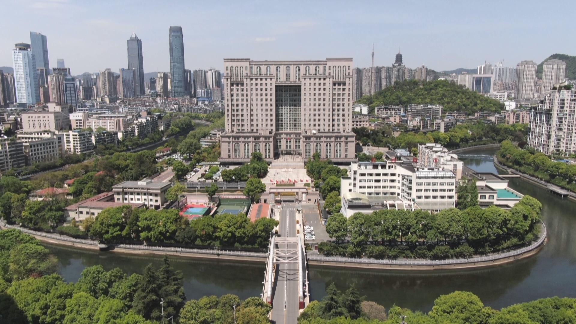 贵州新闻联播丨【学习贯彻党的二十届四中全会精神•奋力走出高质量发展新路】乘势而上 再启新程 昂首阔步朝着现代化目标迈进