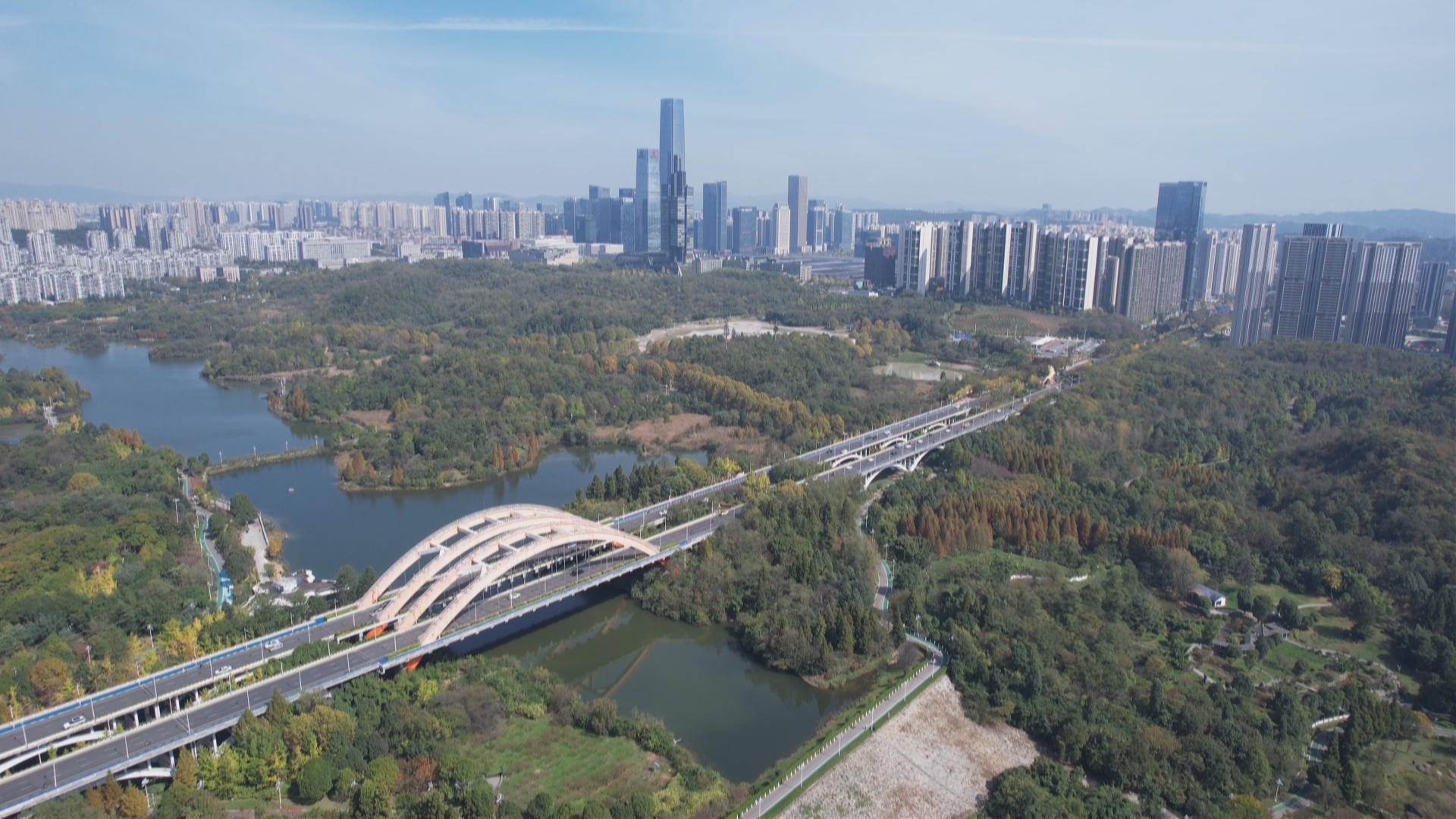 贵州新闻联播丨【学习贯彻党的二十届四中全会精神•奋力走出高质量发展新路】为实现“十五五”良好开局团结奋斗 省委经济工作会议精神引发热烈反响