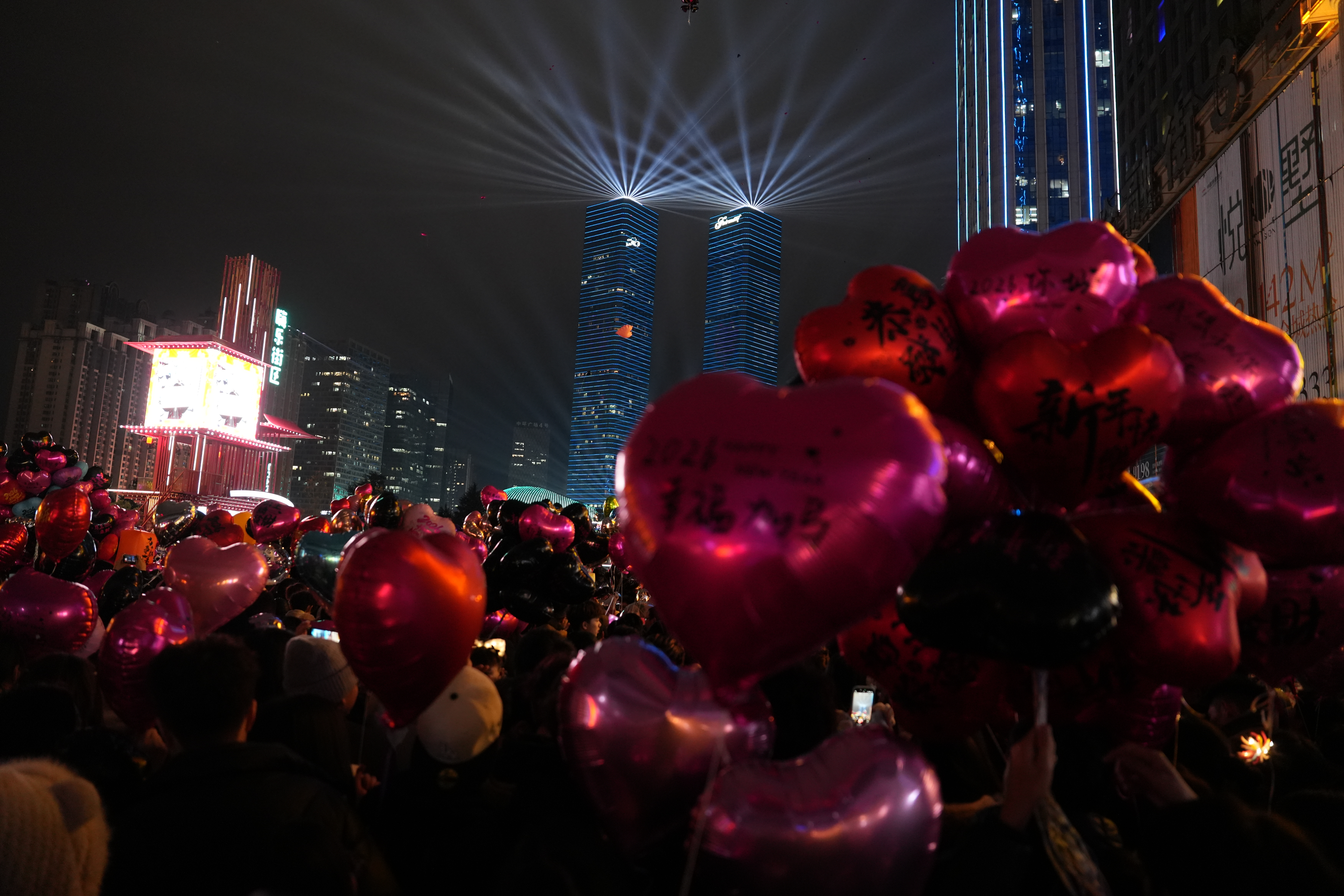 满城浪漫在此刻放飞，寒风中数万民众花果园共迎新年