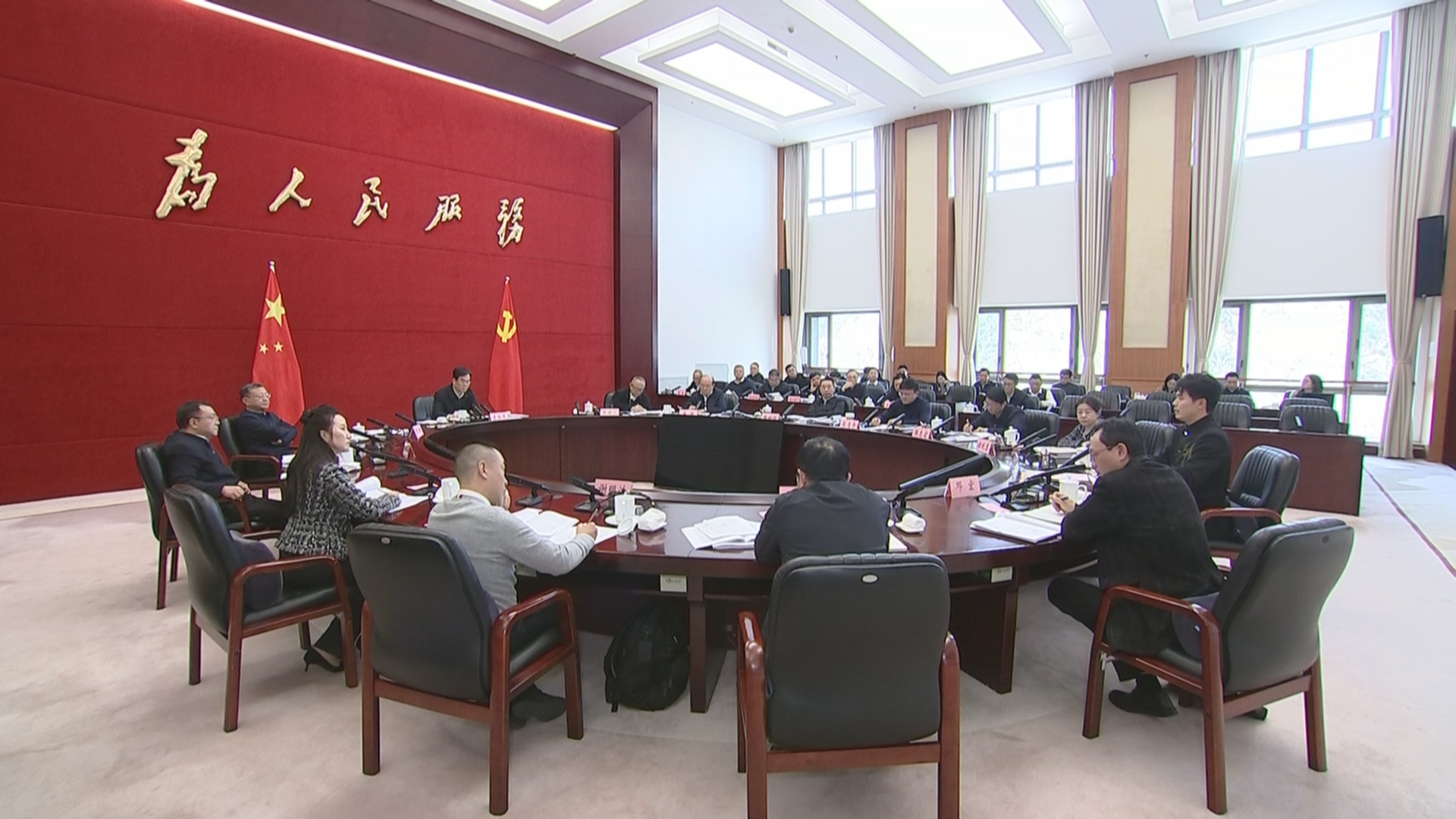 贵州新闻联播丨李炳军主持召开座谈会 征求对《政府工作报告》和省“十五五”规划《纲要草案》的意见建议