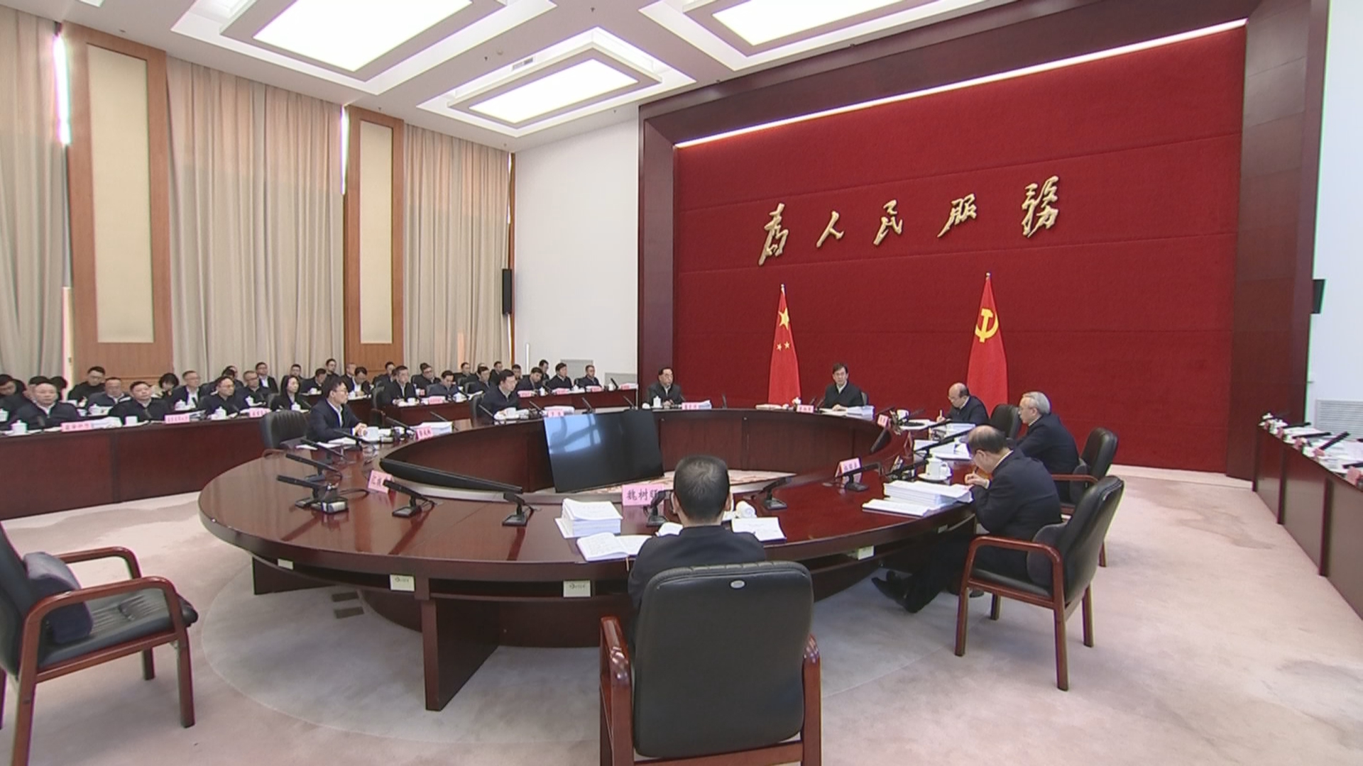 贵州新闻联播丨李炳军主持召开省政府全体会议