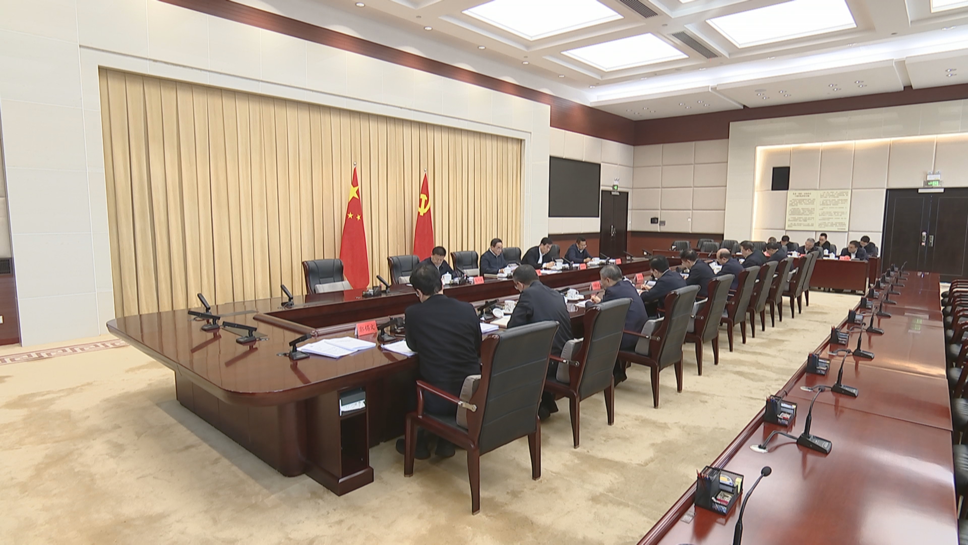 贵州新闻联播丨省委常委会召开2025年度民主生活会暨巡视整改专题民主生活会 以优良作风凝心聚力真抓实干 奋力在中国式现代化进程中展现贵州新风采