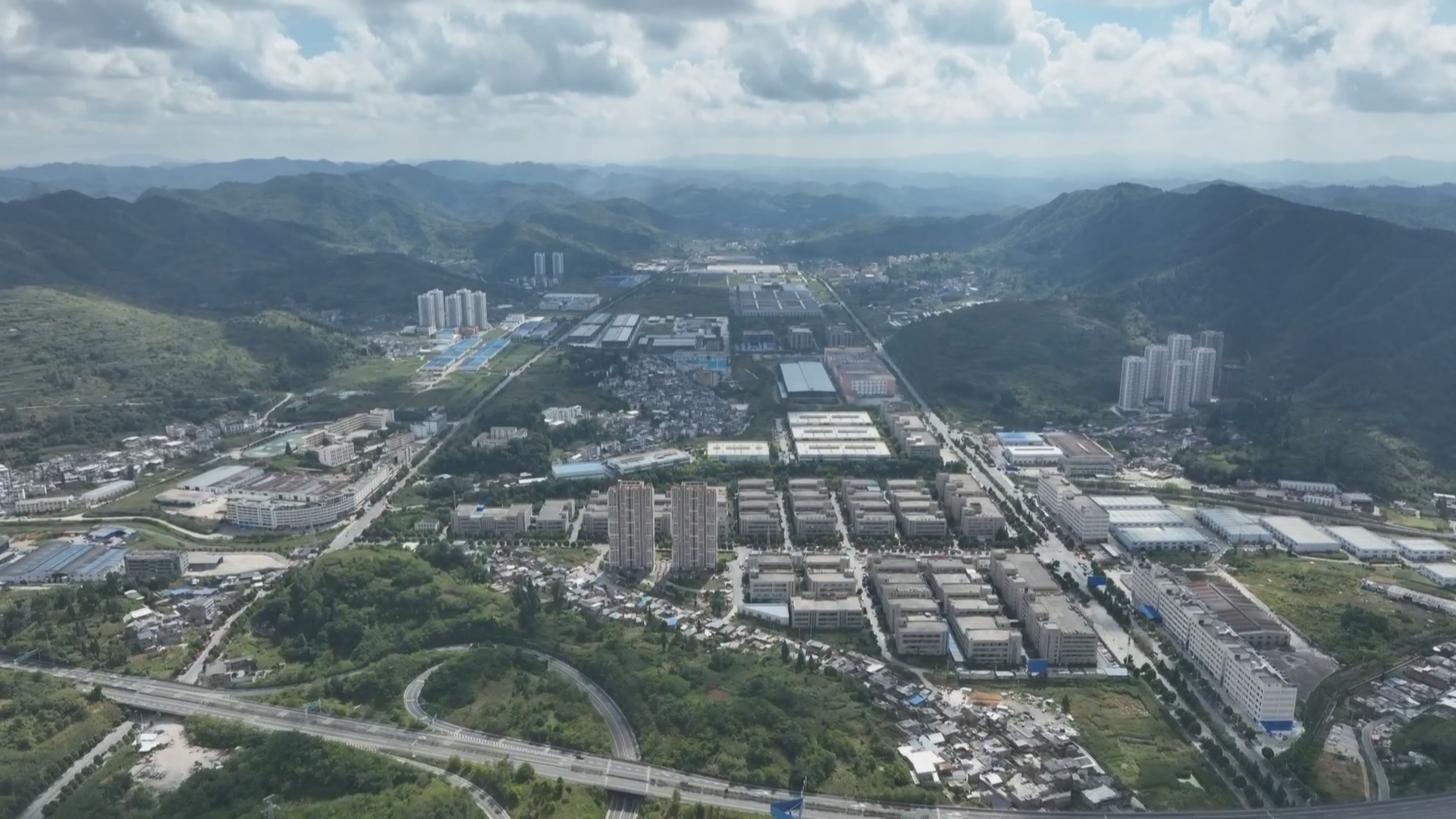 贵州新闻联播丨【学习贯彻党的二十届四中全会精神奋力走出高质量发展新路】资源“地图”变产业“图谱” 毕节工业“聚链成群” 转型提速