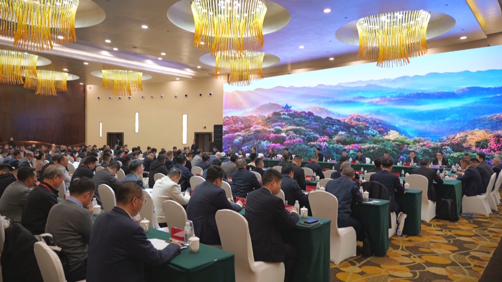 贵州新闻联播丨【学习贯彻党的二十届四中全会精神·奋力走出高质量发展新路】锚定全省“新年第一会”精神 毕节深化政金企合作促产业升级