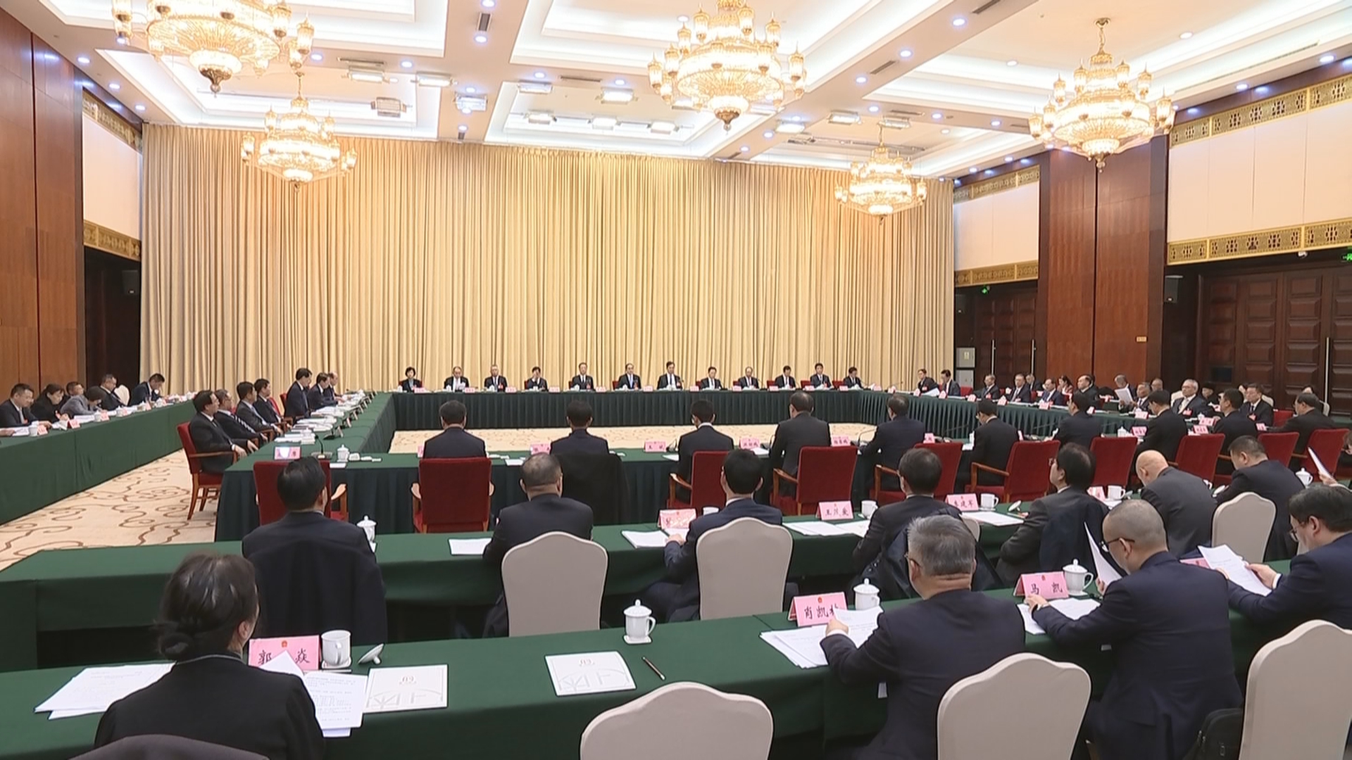 贵州新闻联播丨【直通两会】 省十四届人大四次会议主席团举行第一次会议