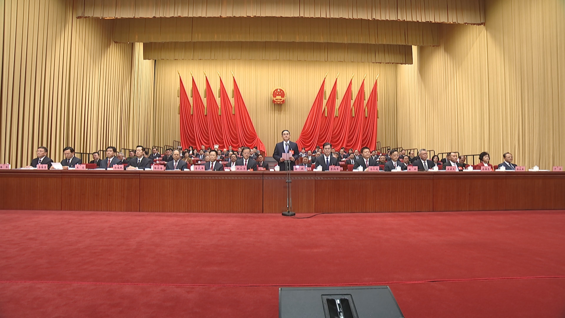 贵州新闻联播丨【直通两会】坚定不移沿着习近平总书记指引的方向奋勇前进  坚持以高质量发展统揽全局 在中国式现代化进程中展现贵州新风采 省十四届人大四次会议隆重开幕