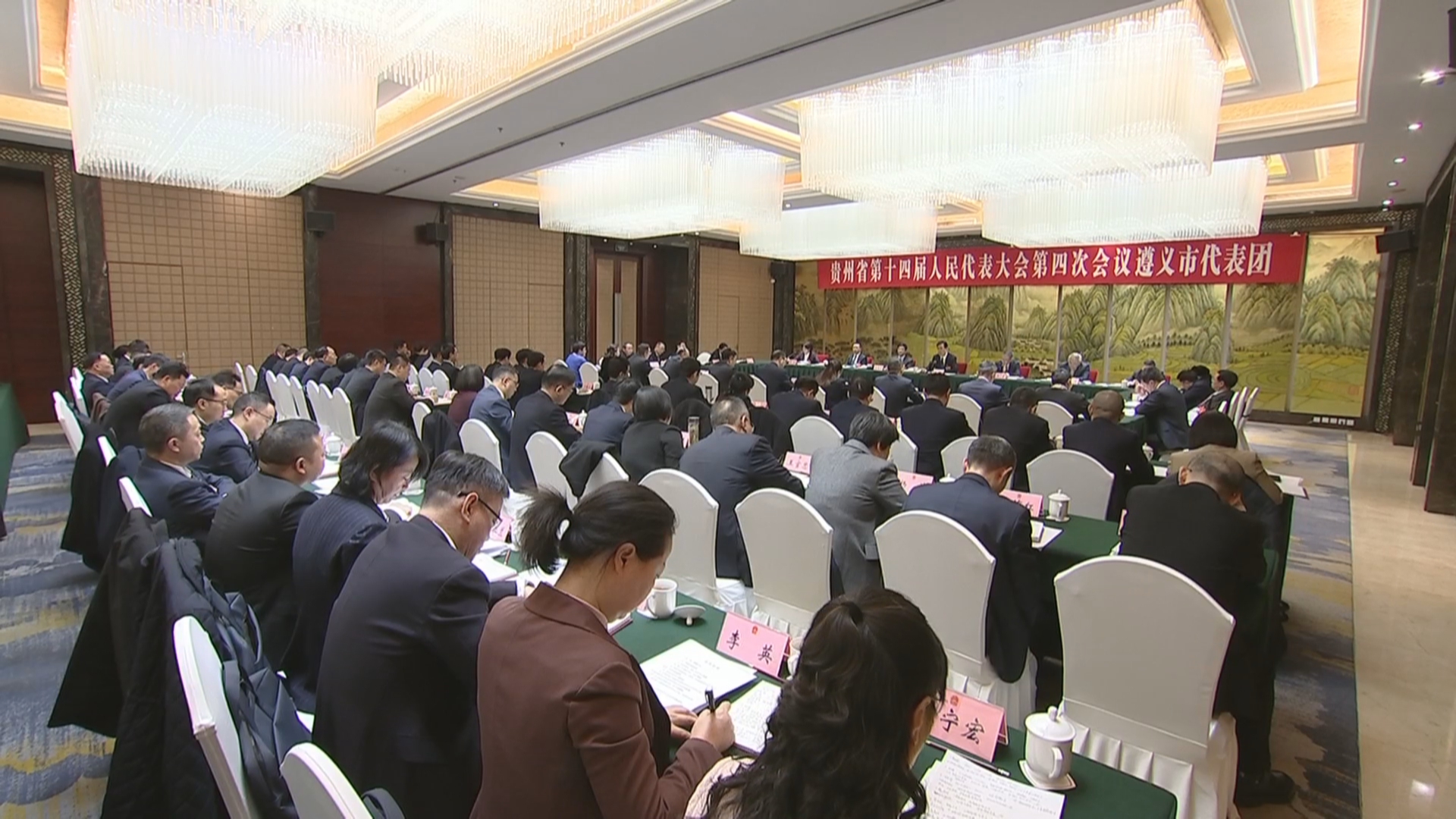 贵州新闻联播丨【直通两会】李炳军参加遵义代表团审议时强调 坚定不移沿着习近平总书记指引的高质量发展之路前进 在优化产业结构培育壮大经营主体上取得新突破