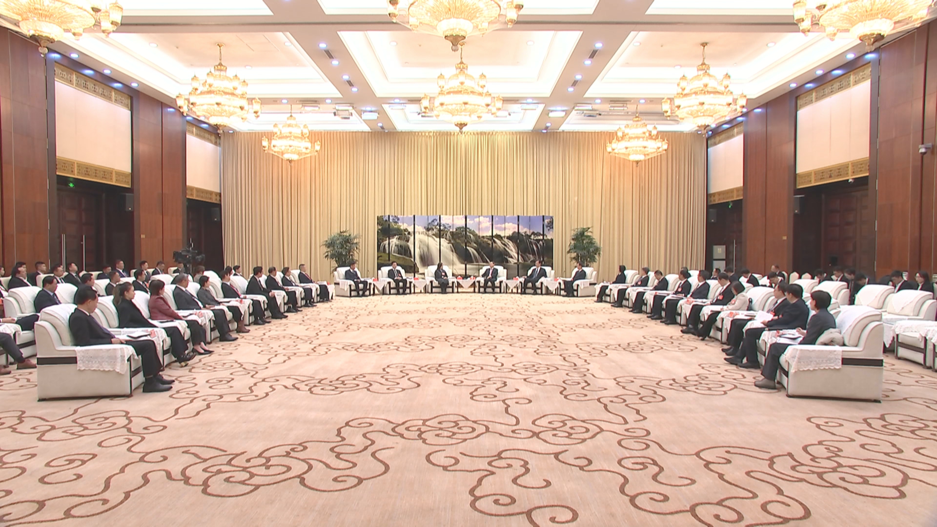 贵州新闻联播丨【直通两会】徐麟李炳军赵永清看望省政协港澳委员和海外侨胞代表