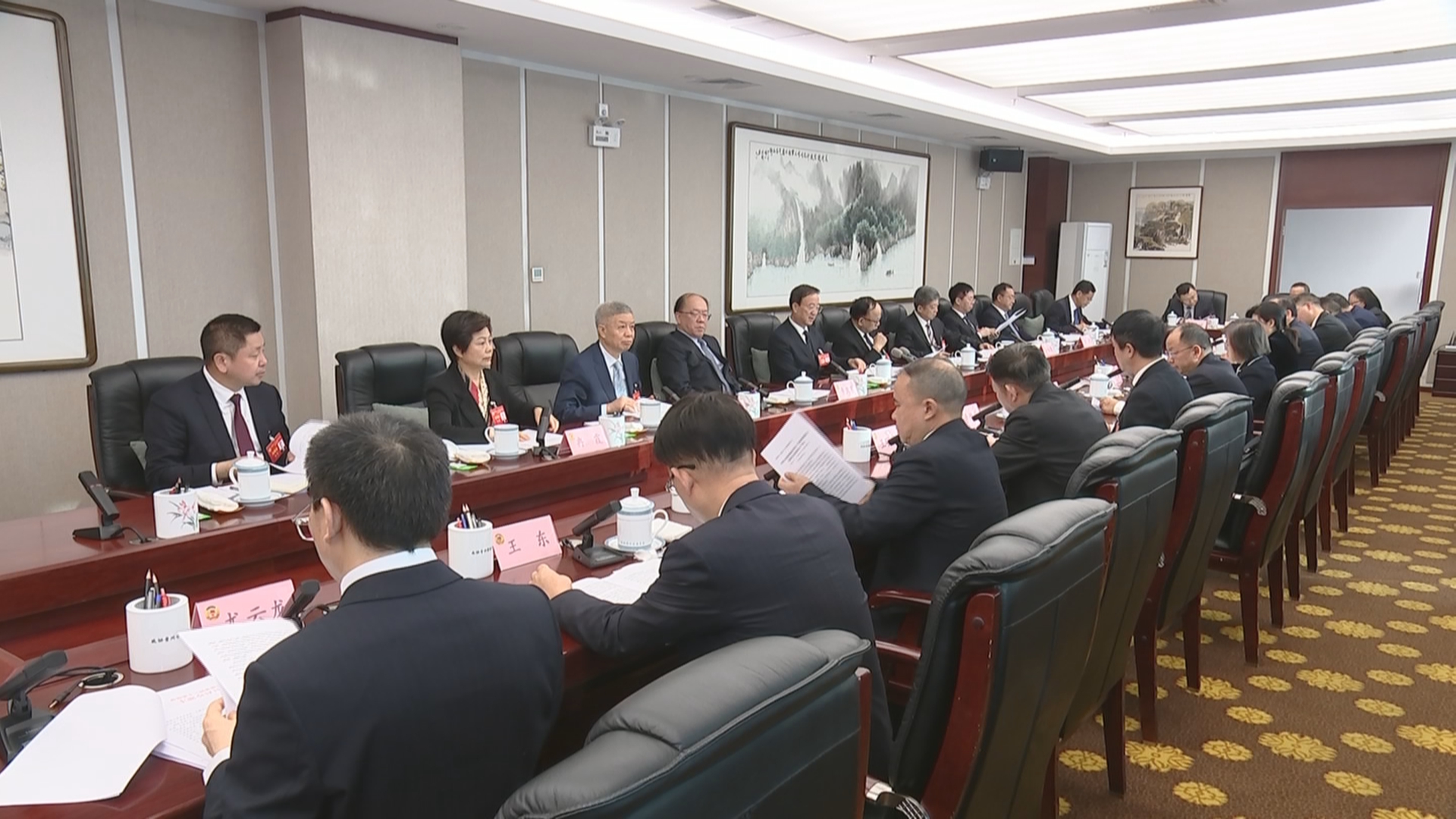 贵州新闻联播丨【直通两会】十三届省政协召开主席会议