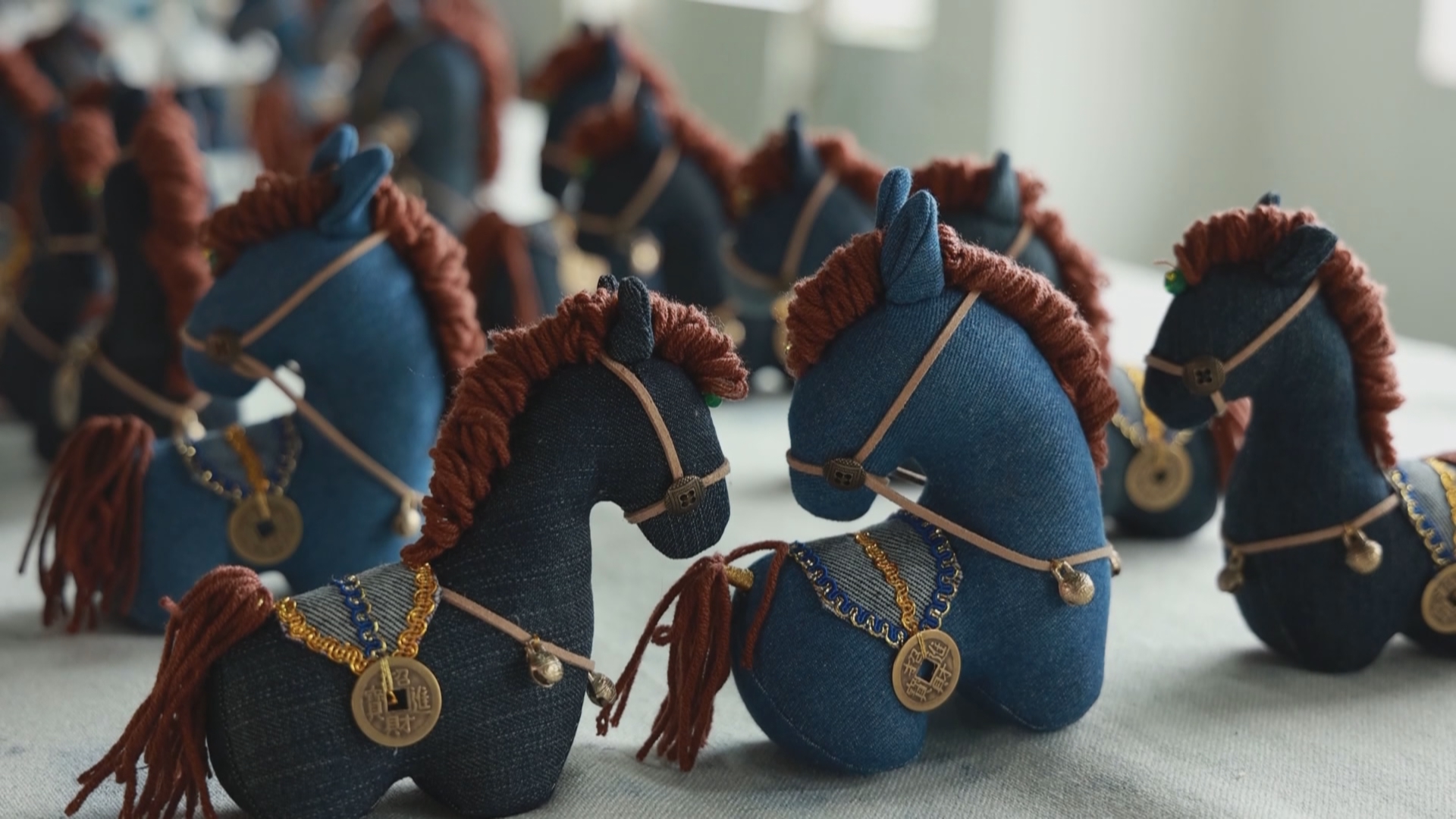 贵州新闻联播丨贵州非遗“马”力全开 文创产品“萌”动新春市场