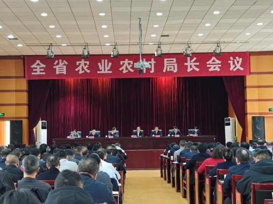 礼堂里有许多人
AI 生成的内容可能不正确。