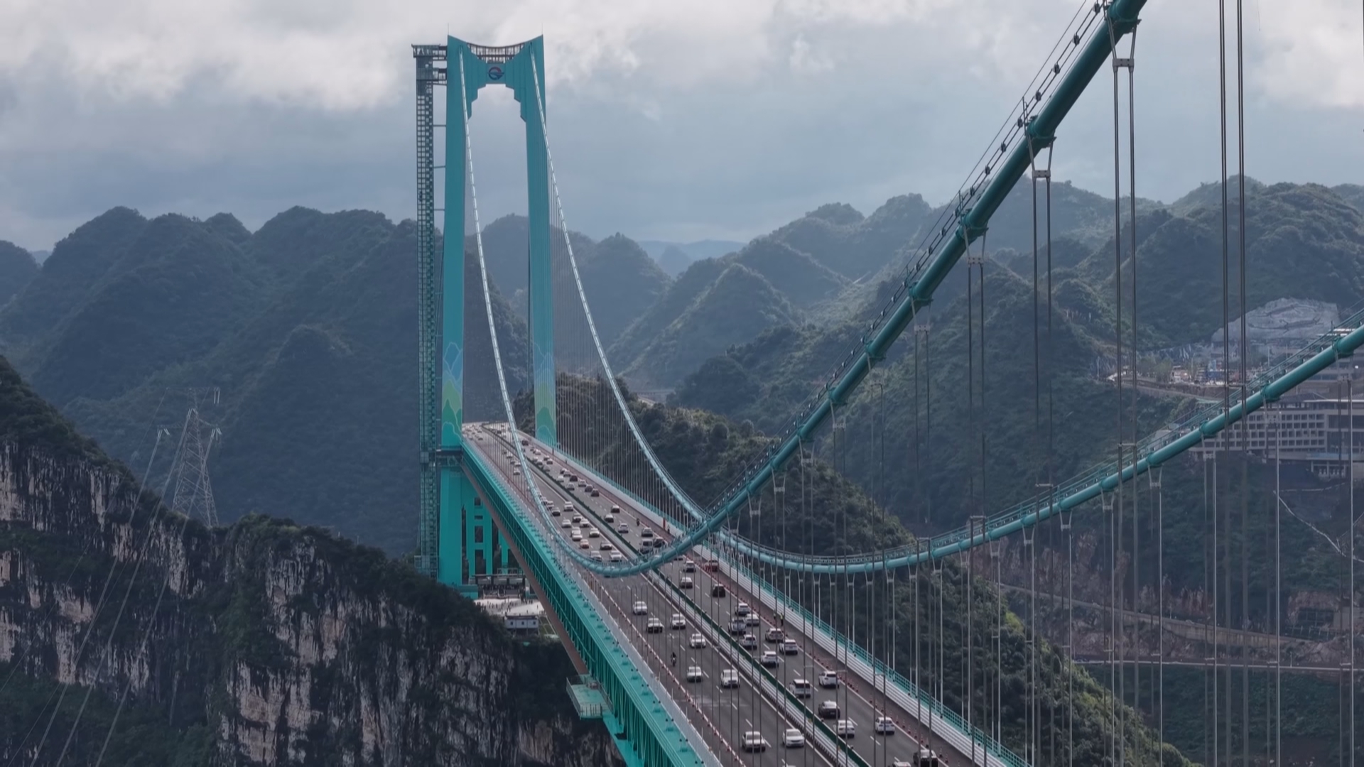 贵州新闻联播丨【锚定奋斗目标 全力开局起步•2026年全国两会特别报道】新闻特写：一座大桥系两端 两位代表话发展