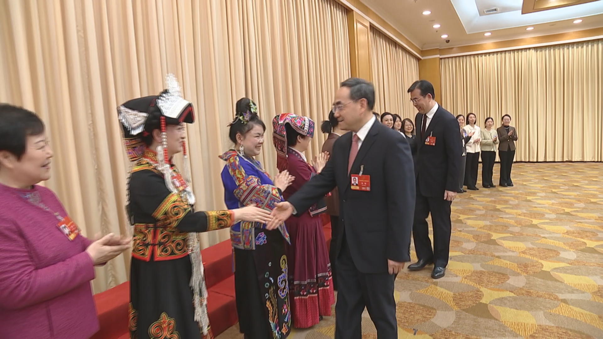 贵州新闻联播丨【锚定奋斗目标 全力开局起步•2026年全国两会特别报道】徐麟李炳军看望贵州代表团妇女代表 向全省广大妇女同胞致以节日祝福