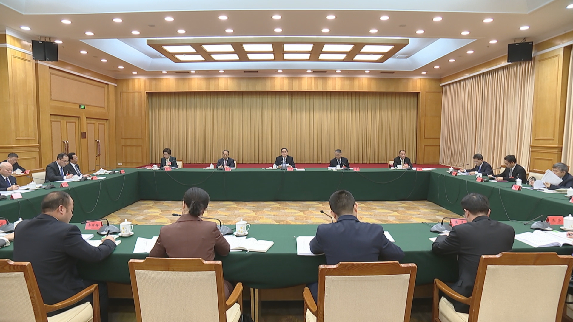 贵州新闻联播丨【锚定奋斗目标 全力开局起步•2026年全国两会特别报道】贵州代表团举行会议 学习贯彻习近平总书记重要讲话精神 审议生态环境法典草案