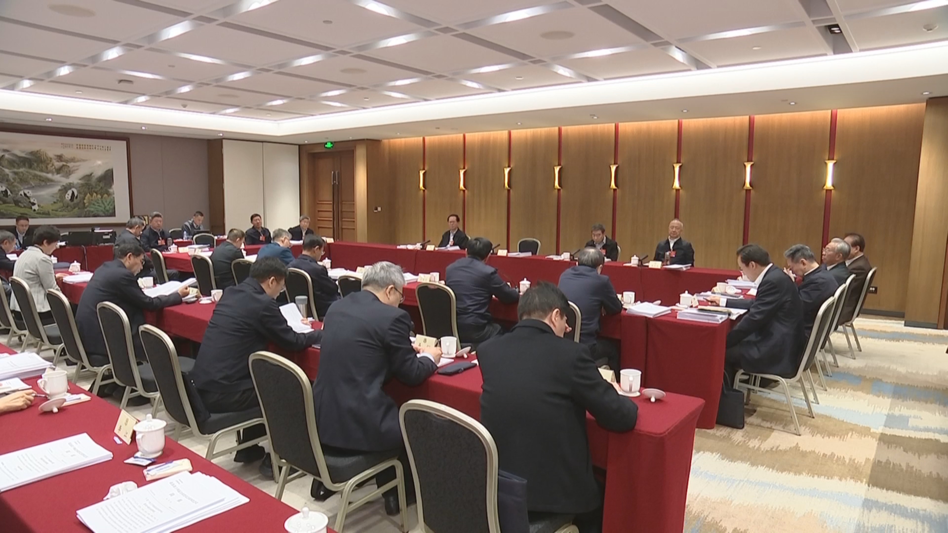 贵州新闻联播丨【锚定奋斗目标 全力开局起步•2026年全国两会特别报道】赵永清在讨论生态环境法典草案 民族团结进步促进法草案 国家发展规划法草案时说 发挥协商式监督职能 助推法律法规落地见效