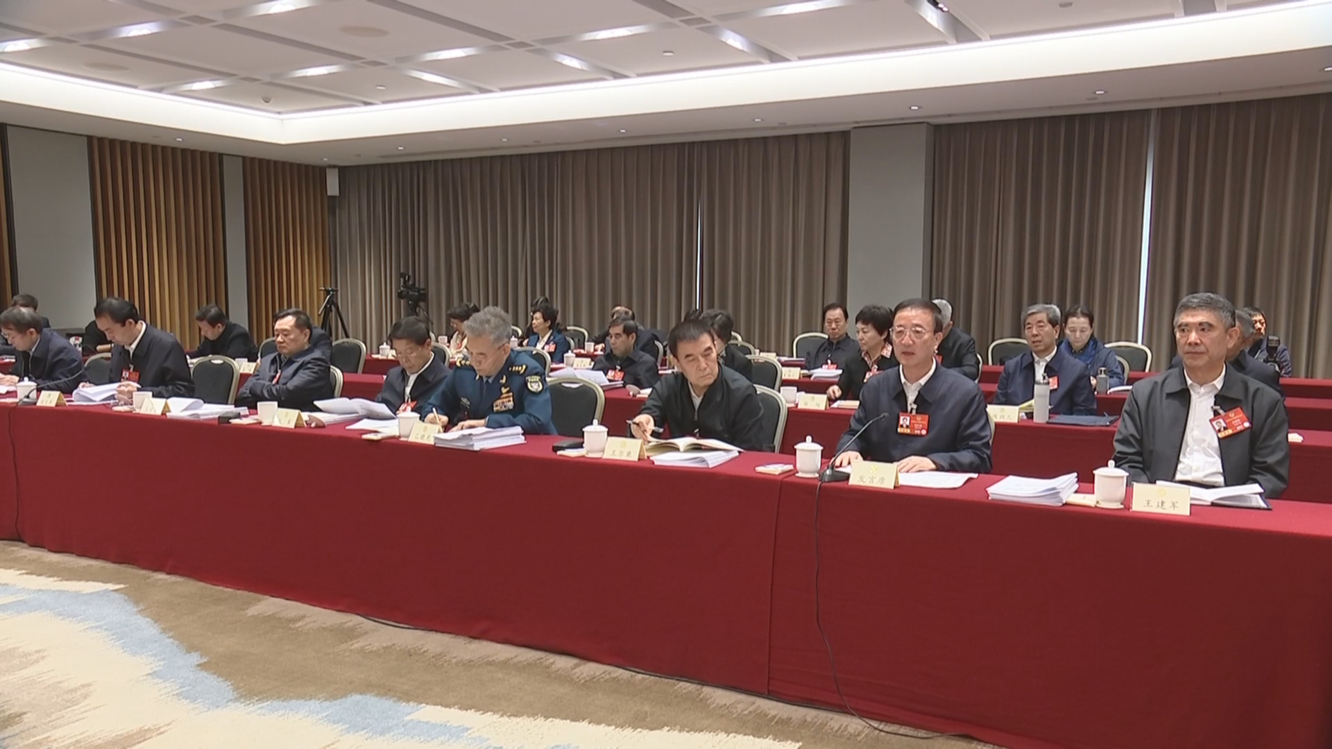 贵州新闻联播丨【锚定奋斗目标 全力开局起步•2026年全国两会特别报道】赵永清在讨论热点问题时说 助力打造市场化法治化国际化一流营商环境