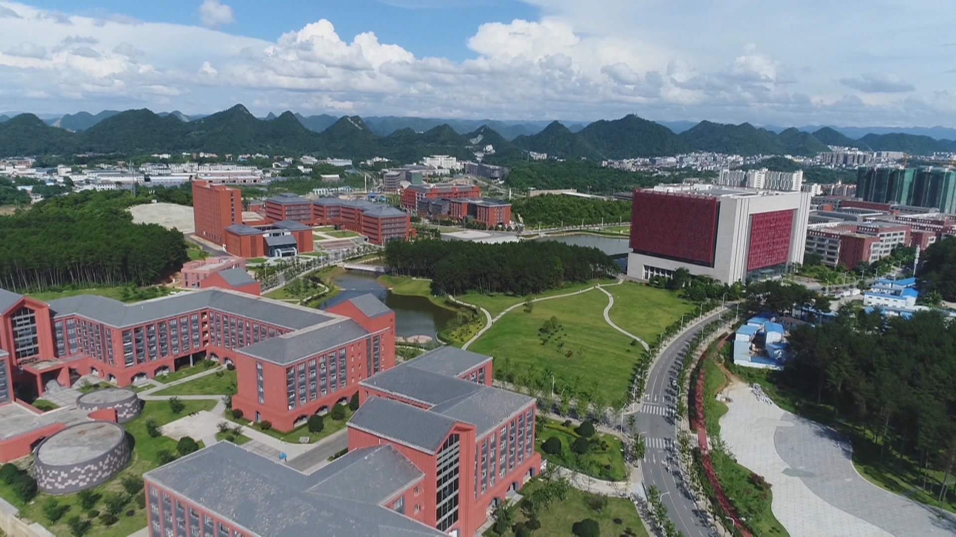 贵州新闻联播丨强理工 2025年贵州新增本科专业理工类占比超83%