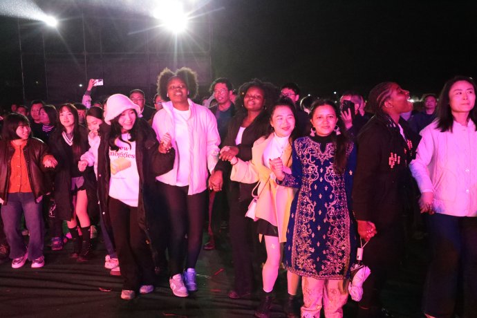 篝火晚会和烟花秀 (4)