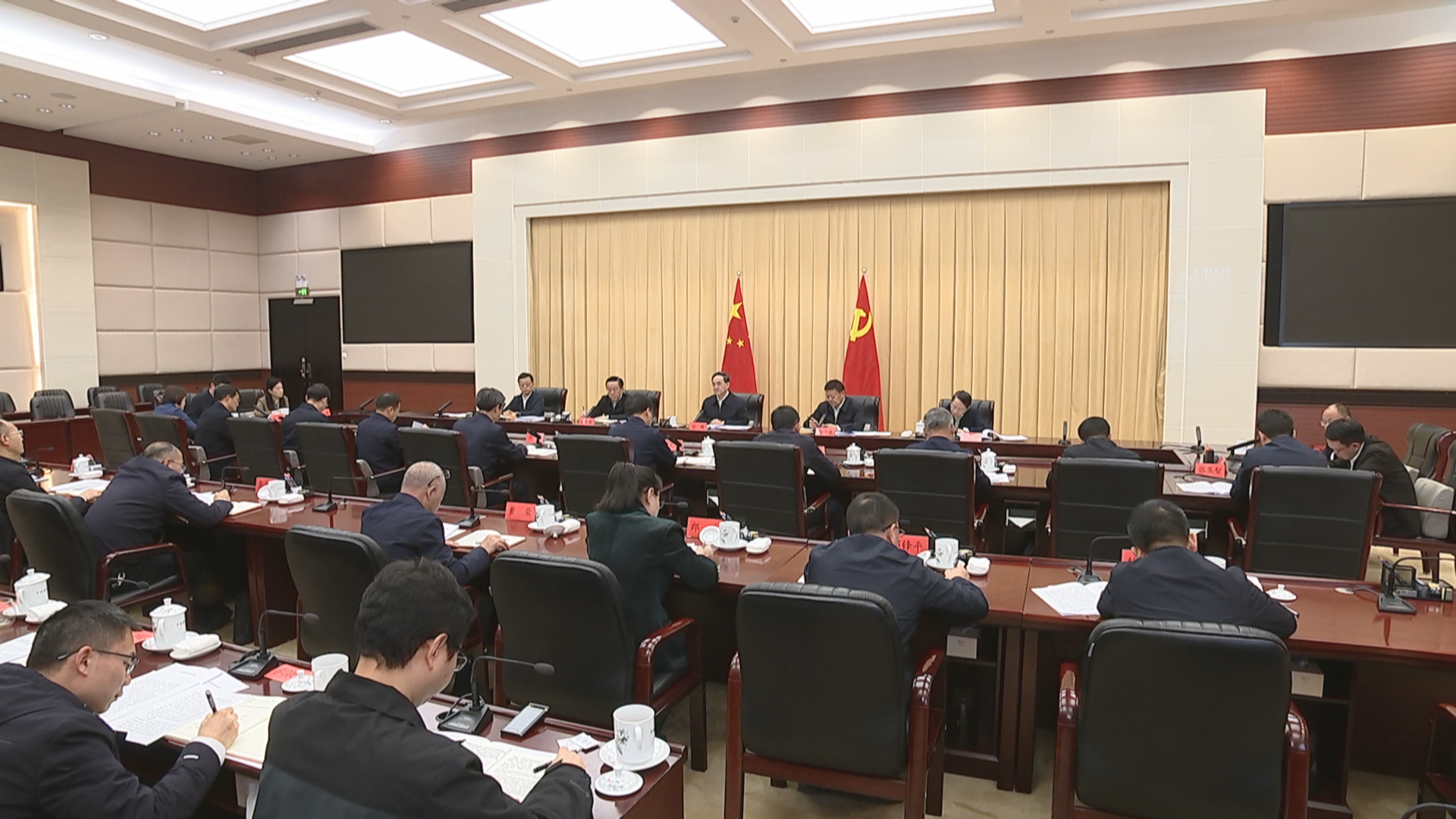 贵州新闻联播丨徐麟主持召开专题会议强调 刀刃向内深化作风问题整治 推动树立和践行正确政绩观学习教育走深走实