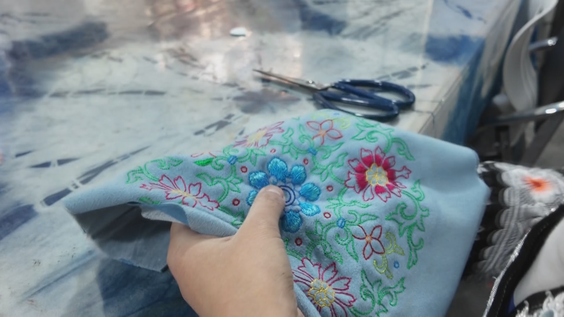 贵州新闻联播丨“锦绣计划”助力非遗焕新 毕节黔西300多绣娘实现“背着娃 绣着花 赚了钱 养了家”