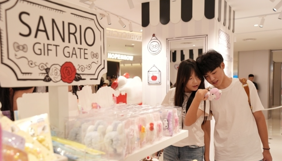 排队2小时只为买个零钱包？潮玩IP产品持续走热