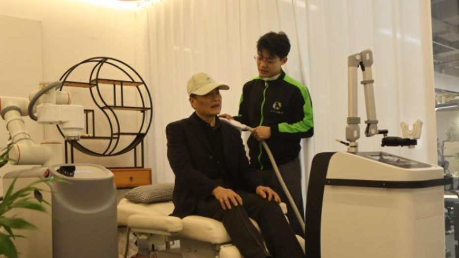 养老“科技范”风起，银发族迎“智能搭子”