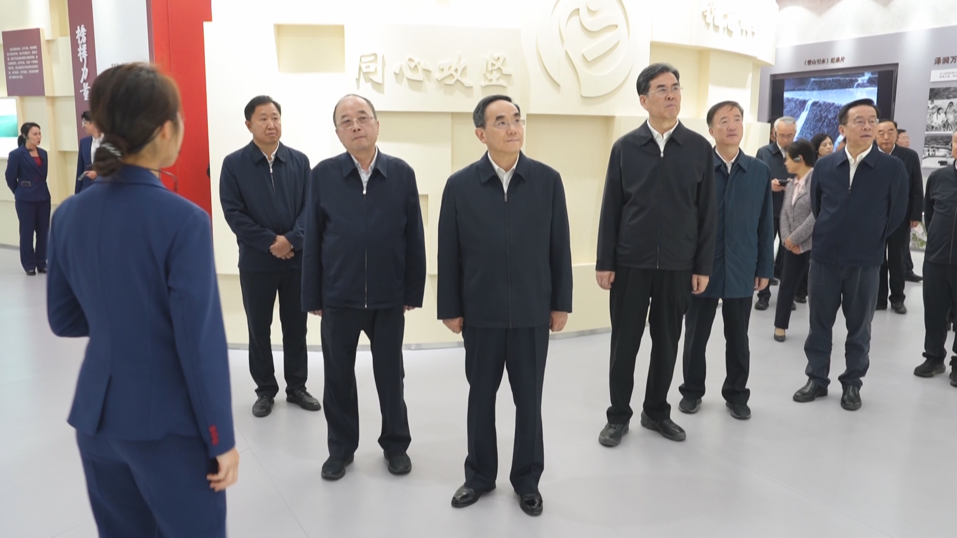 贵州新闻联播｜徐麟在省委常委会学习教育典型案例解剖式调研和省委理论学习中心组集中研讨会上强调 始终牢记领袖嘱托 永远铭记似海恩情 以正确政绩观引领奋发有为走新路展风采