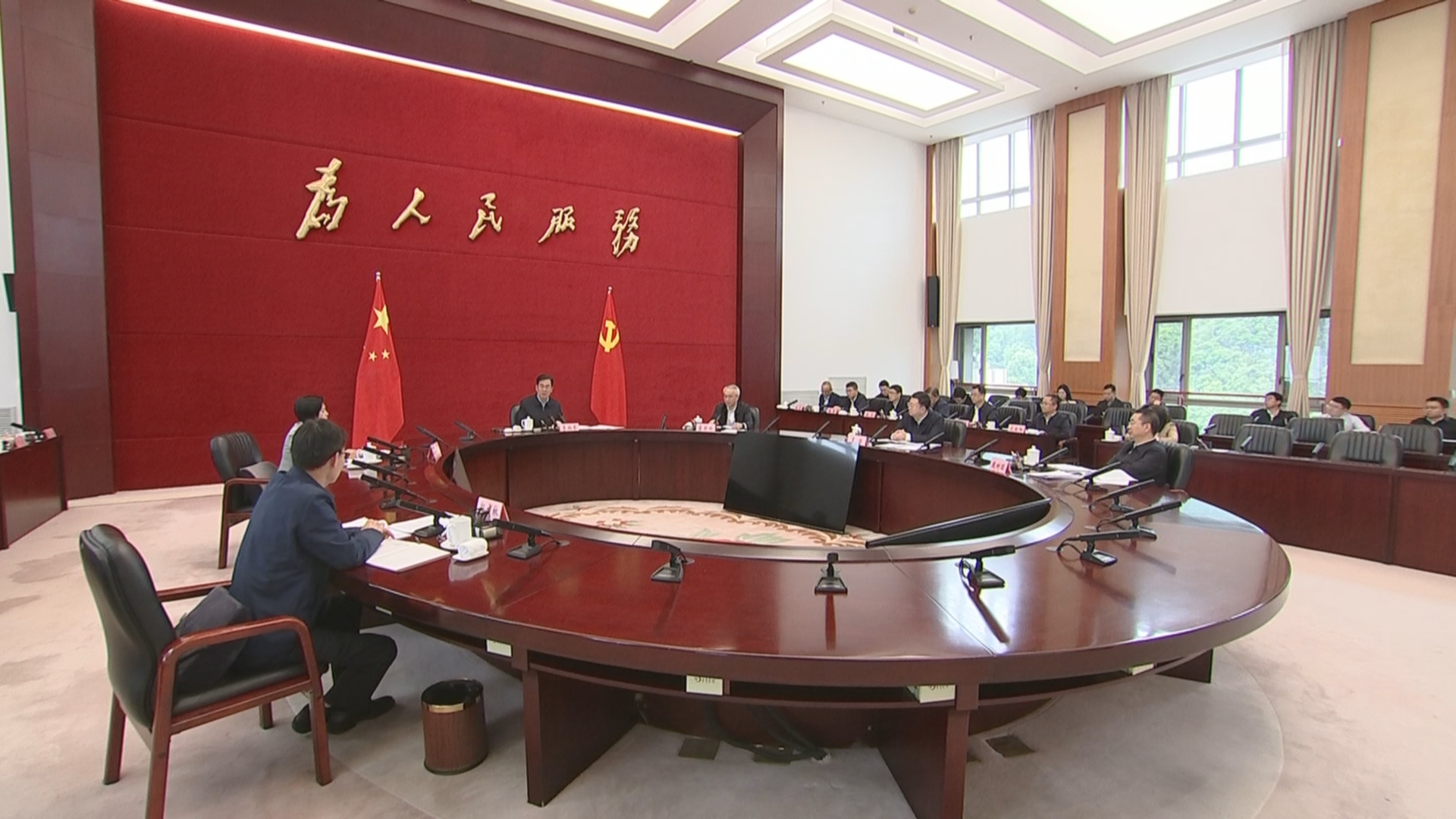 贵州新闻联播｜李炳军在省政府党组理论学习中心组集中研讨会上强调 认真学习对照正反面典型案例 以正确政绩观推动贵州高质量发展