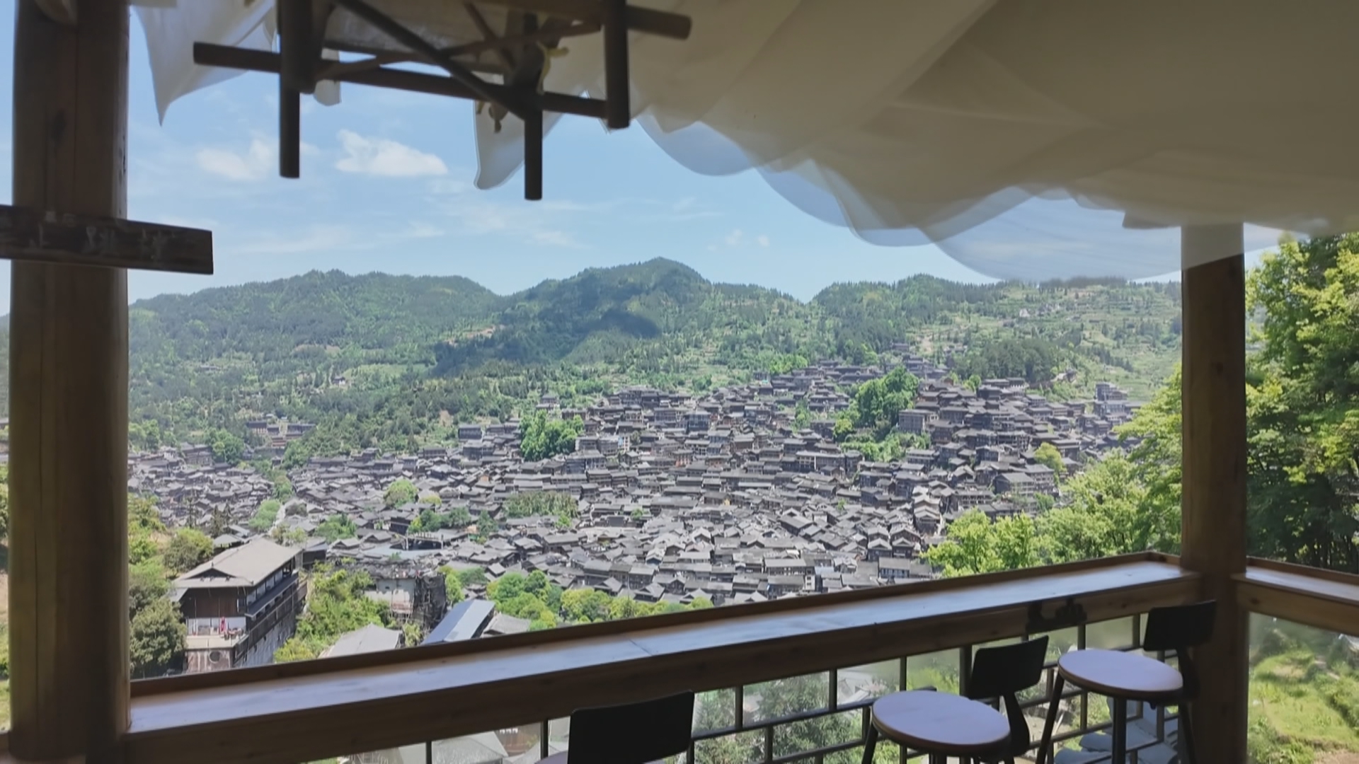 贵州新闻联播丨【直击旅游】快旅慢游两相宜：西江苗寨客流创新高 格头村寨静谧引客来