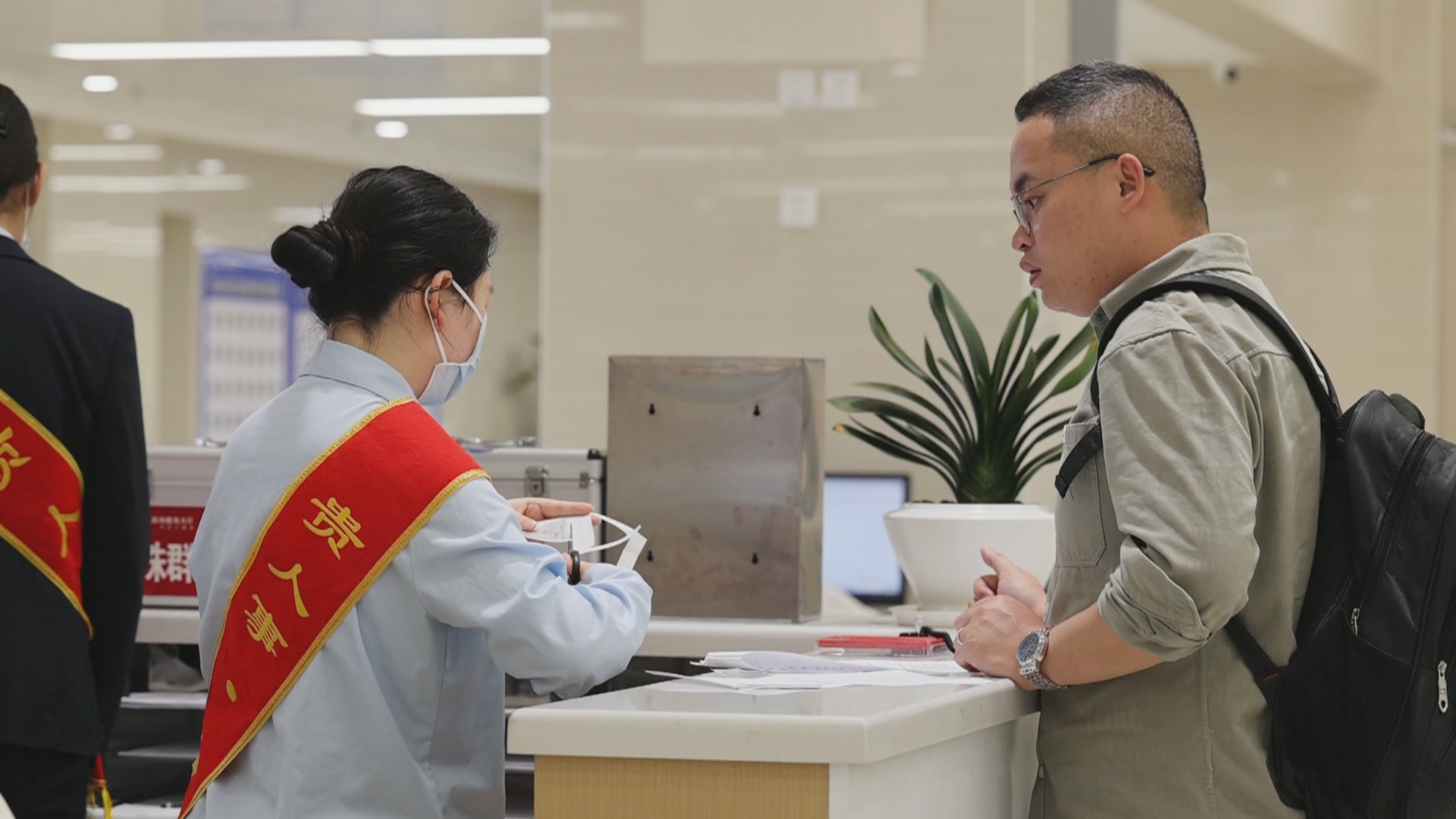 贵州新闻联播｜【树立和践行正确政绩观】树不挡门 路不颠人 老人住得暖 正确政绩观在为民服务中落地落实