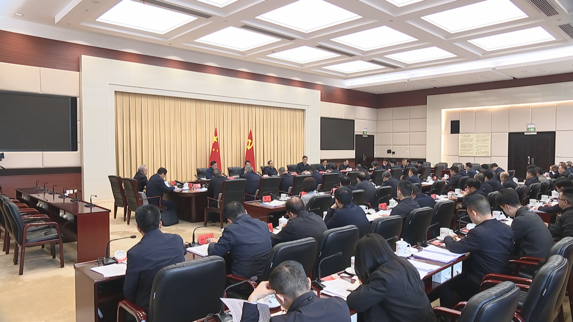 贵州新闻联播丨省委常委会召开会议 学习贯彻习近平总书记近期重要讲话重要指示精神 部署加强基础研究 安全生产等工作