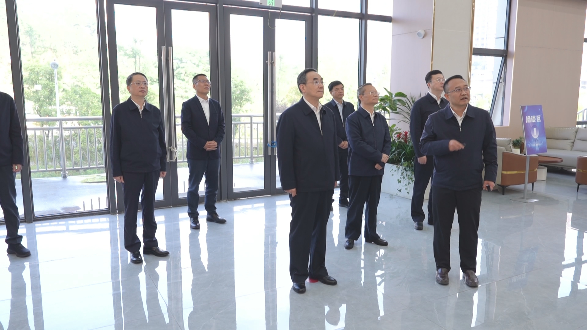 贵州新闻联播丨徐麟在贵阳市调研数据产业发展时强调 深挖比较优势壮大数据产业 为做强做优数字经济注入强劲动力