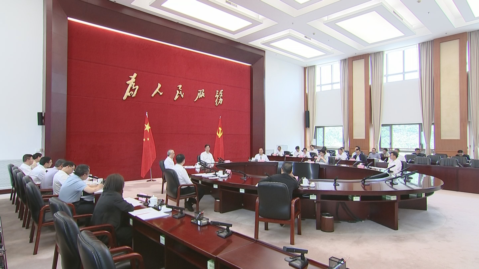 贵州新闻联播丨李炳军主持召开省政府党组理论学习中心组集中研讨会